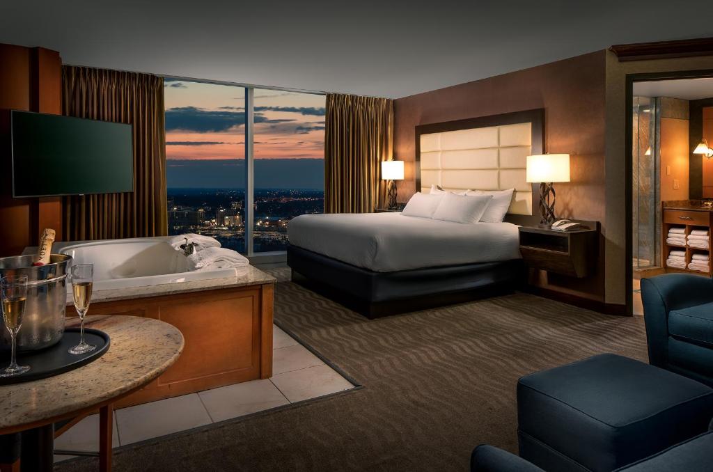 Seneca Niagara Resort & Casino Corner King Suite with Spa Bath