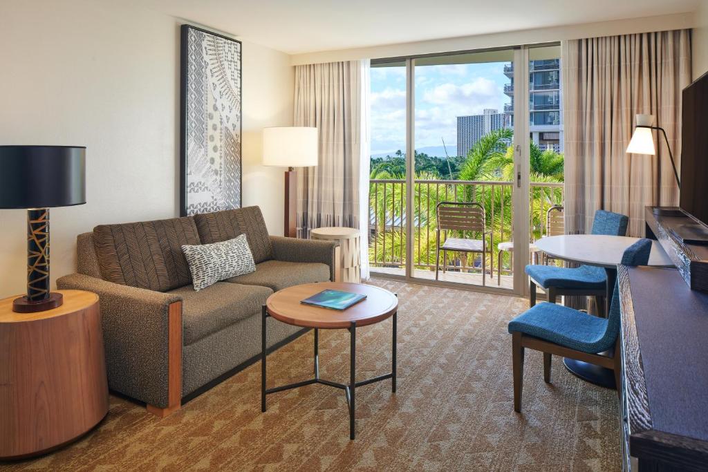 Embassy Suites by Hilton Waikiki Beach Walk – Oahu, Hawaii best all inclusive resorts in hawaii