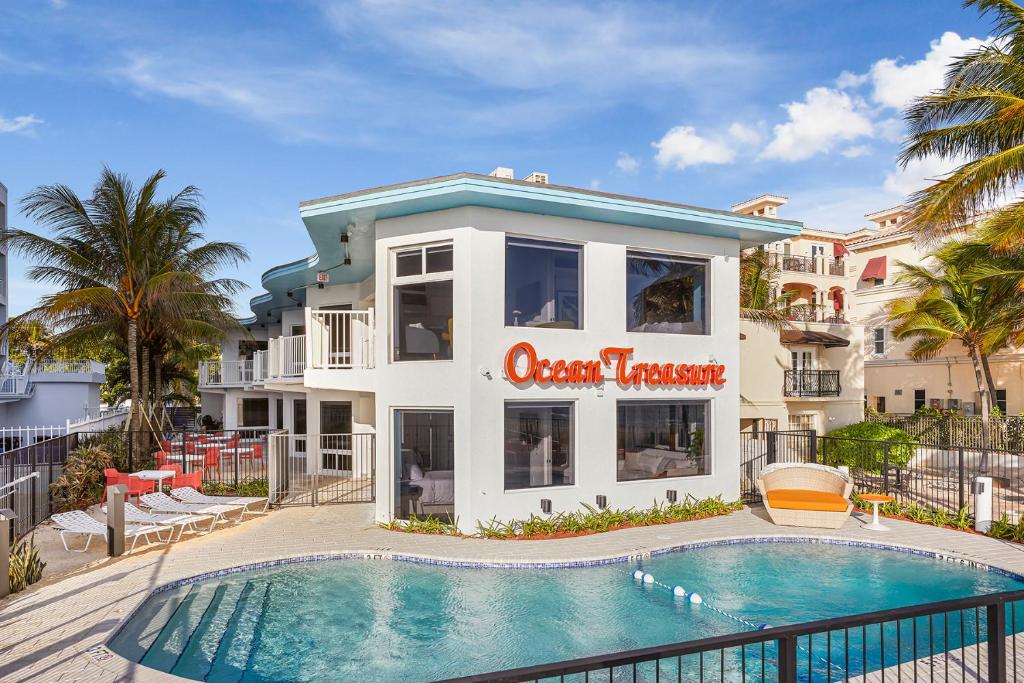 The private pool in front of Ocean Treasure, Fort Lauderdale