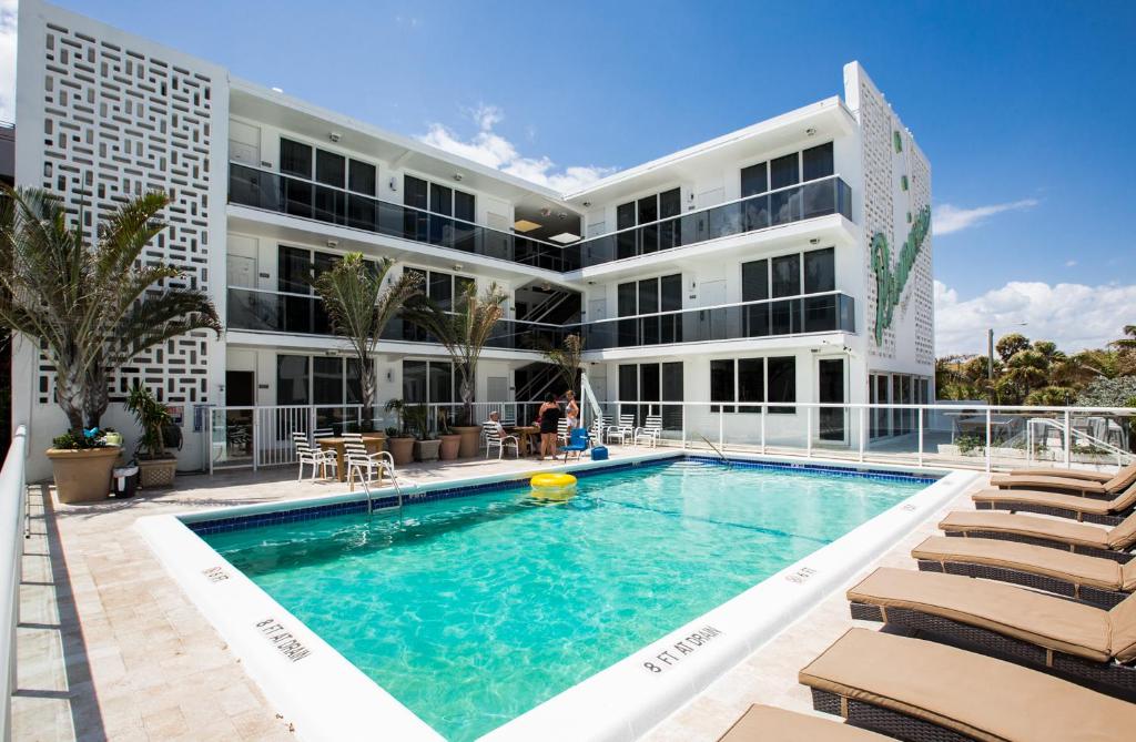 The outdoor pool at Premiere Hotel Fort Lauderdale best beachfront hotels in Fort Lauderdale