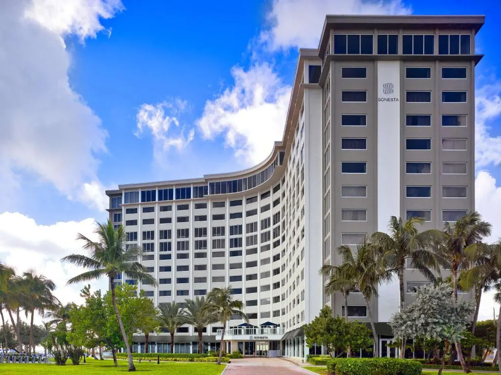 The curved Sonesta building with trees outside in Fort Lauderdale